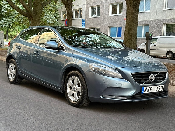 Volvo V40 2 of 13