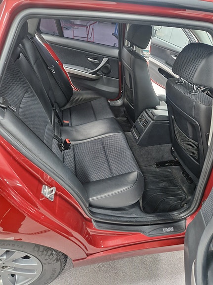 BMW 318d 3 of 4