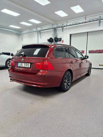 BMW 318d 2 of 4