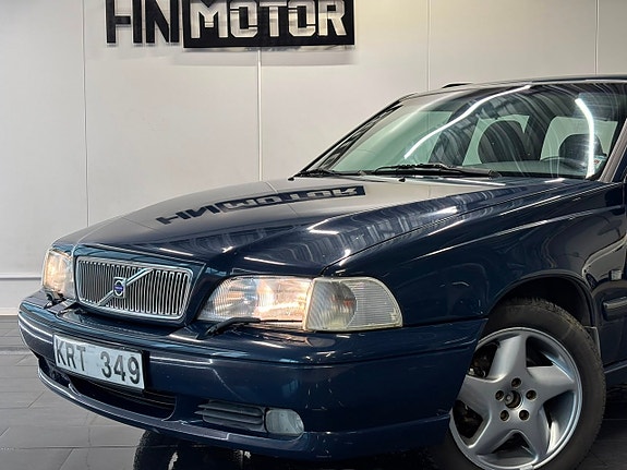 Volvo V70 2 of 5