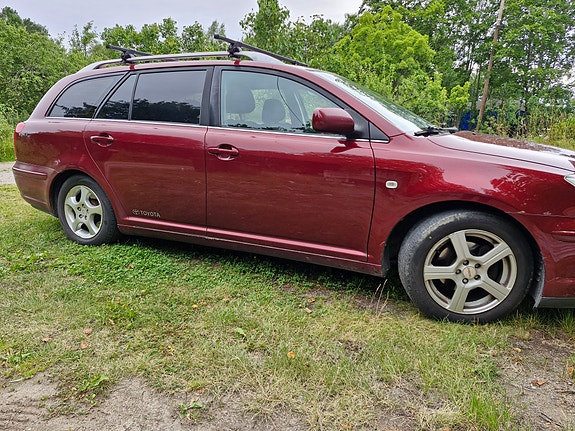 Toyota Avensis 4 of 5
