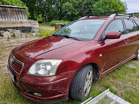 Toyota Avensis 2 of 5