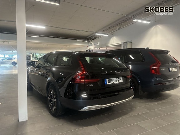 Volvo V90 Cross Country 3 of 5