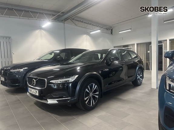 Volvo V90 Cross Country 2 of 5