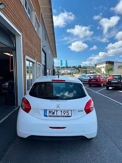 Peugeot 208 4 of 5