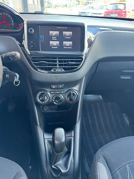 Peugeot 208 7 of 9