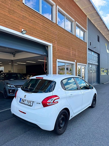 Peugeot 208 3 of 5