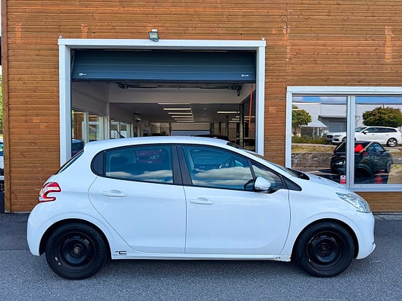 Peugeot 208 2 of 5