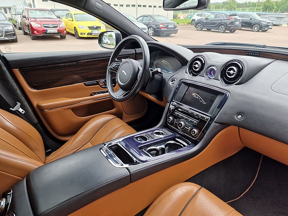 Jaguar XJ 5 of 7