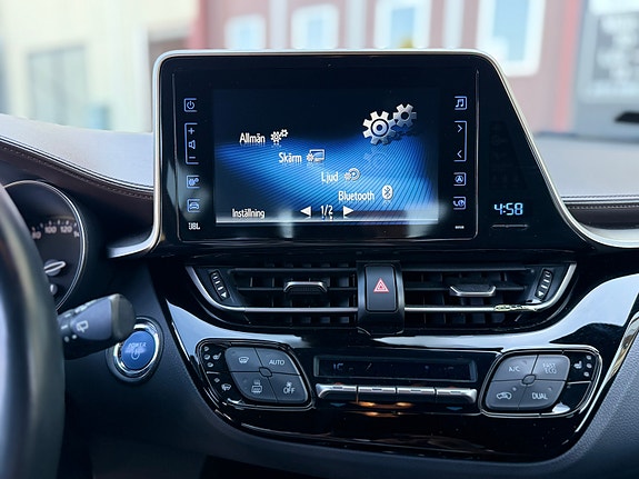 Toyota C-HR 14 of 16