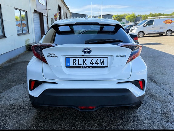 Toyota C-HR 3 of 16