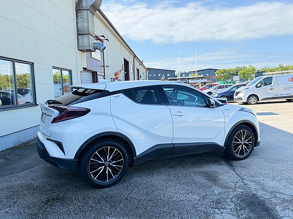 Toyota C-HR 4 of 16