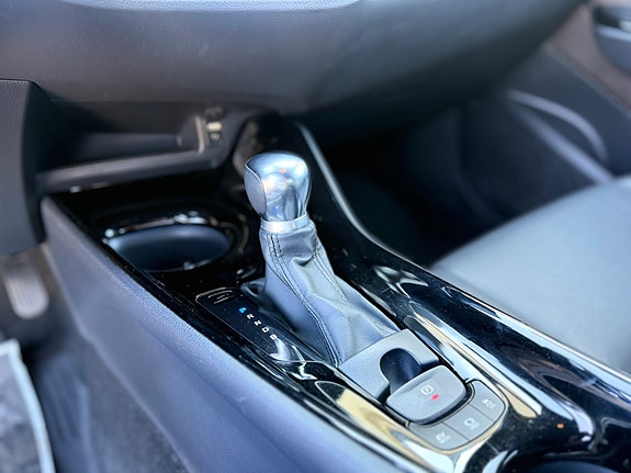 Toyota C-HR 12 of 16