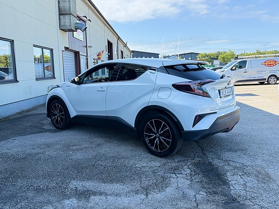 Toyota C-HR 2 of 16