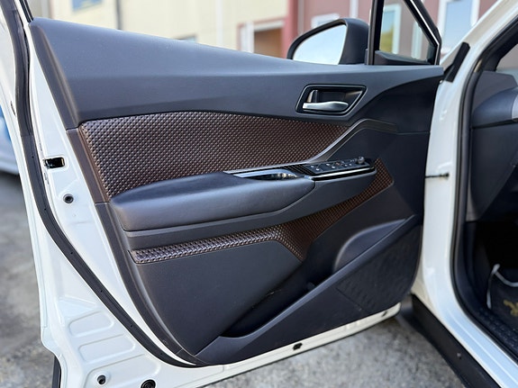 Toyota C-HR 10 of 16