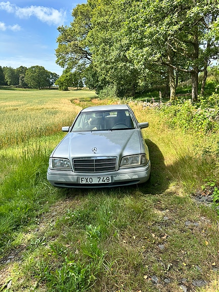Mercedes-Benz C200 2 of 5