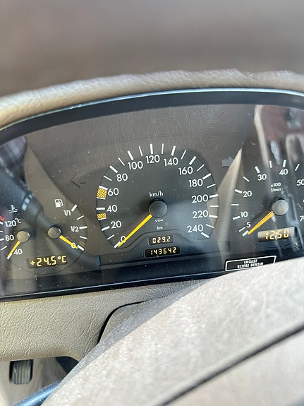 Mercedes-Benz C200 4 of 5