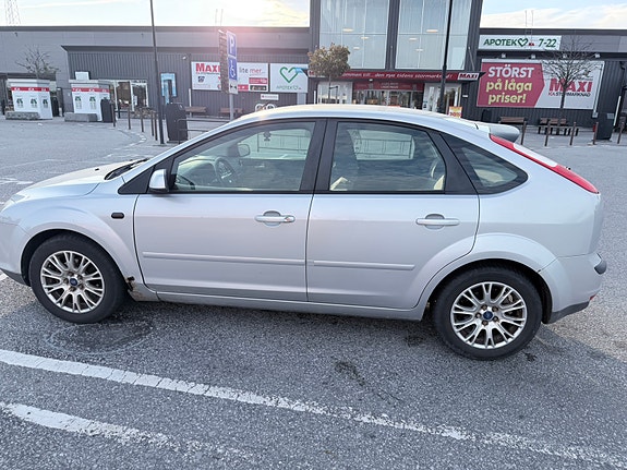 Ford Focus 2 of 9