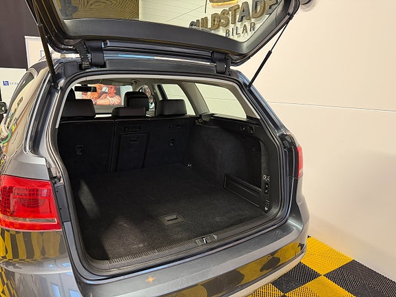 Volkswagen Passat Alltrack 12 of 30