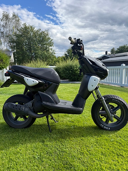 Yamaha Slider 3 of 6