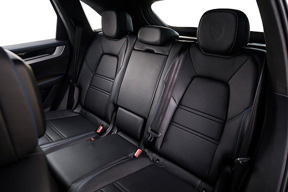 Porsche Cayenne 14 of 30