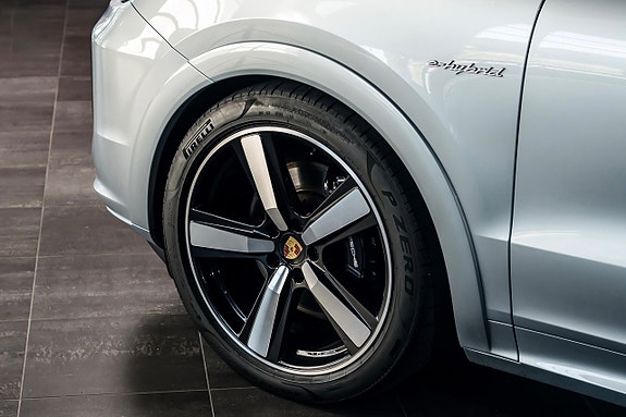 Porsche Cayenne 9 of 30