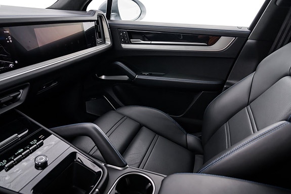 Porsche Cayenne 15 of 30