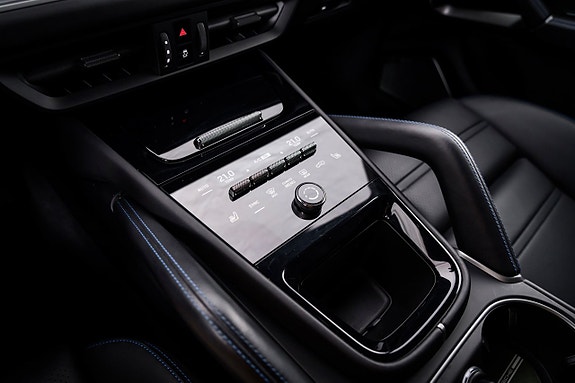 Porsche Cayenne 28 of 30