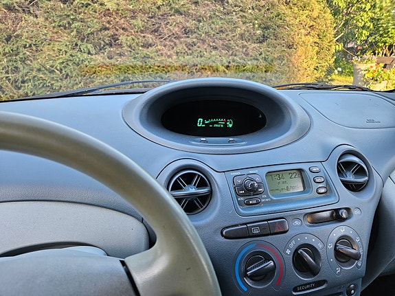 Toyota Yaris 10 of 14