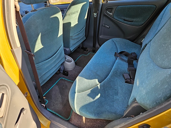Toyota Yaris 6 of 14