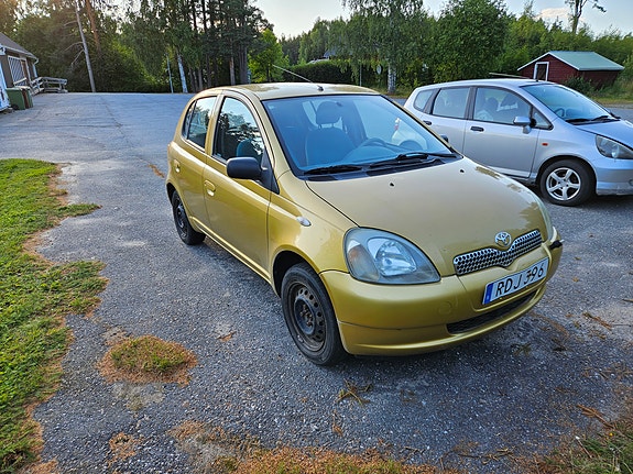 Toyota Yaris 2 of 14