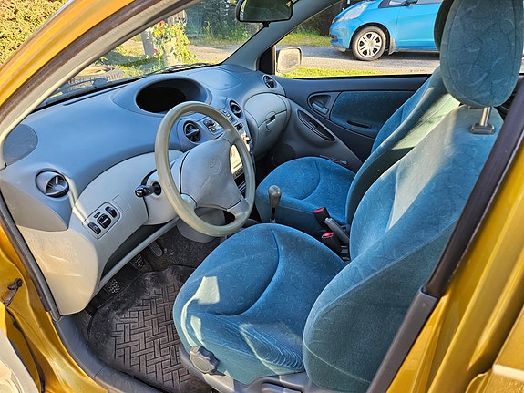 Toyota Yaris 5 of 14