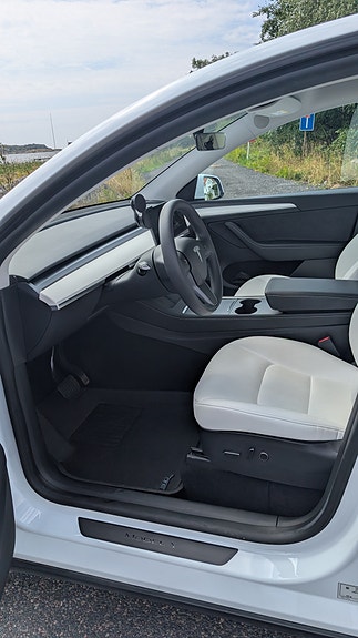Tesla Model Y 5 of 11