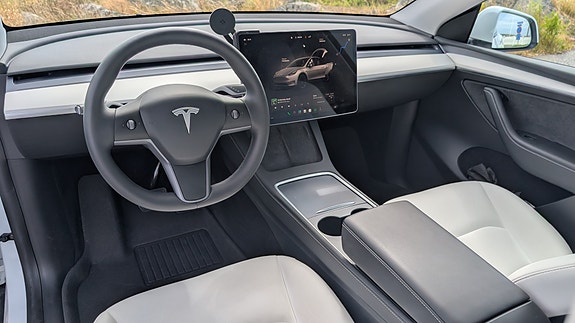 Tesla Model Y 4 of 11