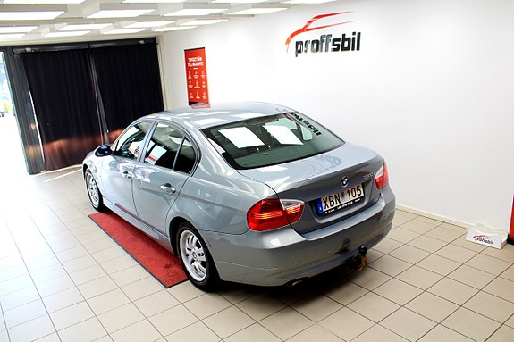 BMW 320i 9 of 21