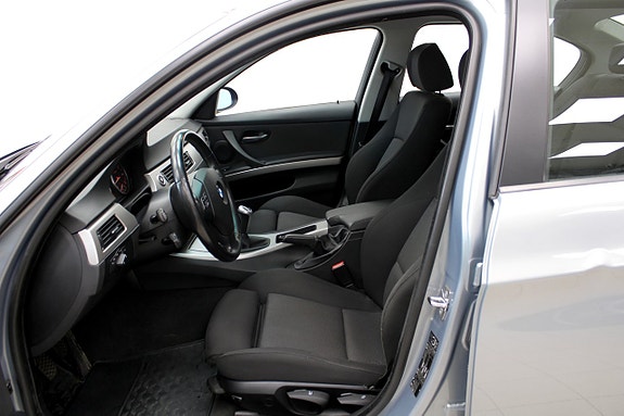 BMW 320i 13 of 21