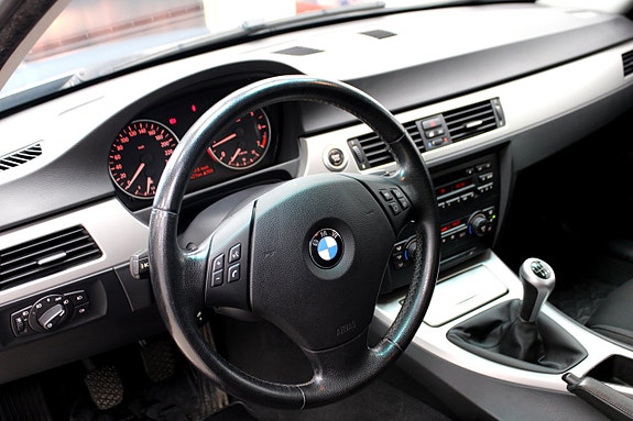BMW 320i 11 of 21