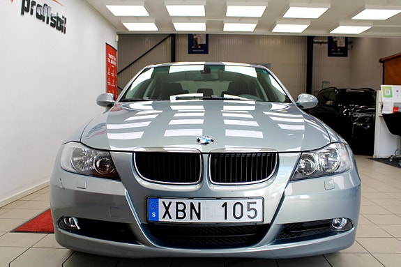 BMW 320i 4 of 5
