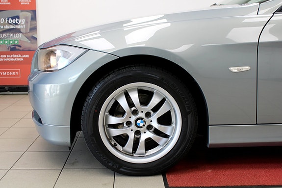 BMW 320i 19 of 21