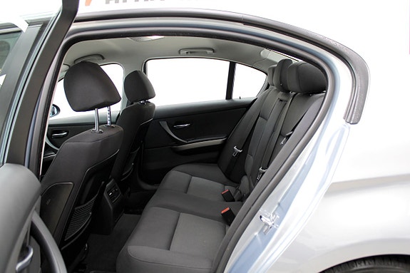 BMW 320i 15 of 21
