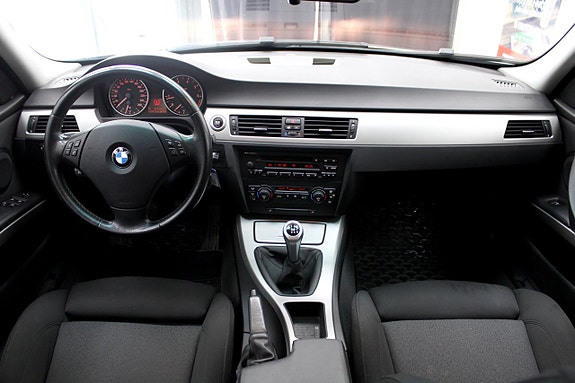 BMW 320i 10 of 21