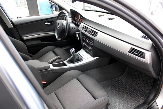 BMW 320i 14 of 21