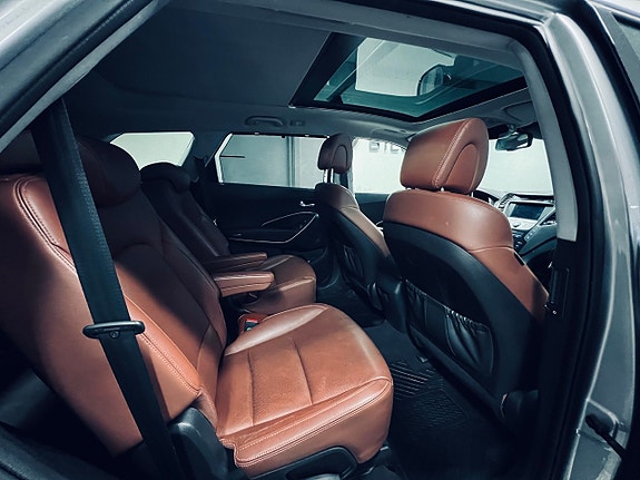 Hyundai Grand Santa Fe 16 of 27