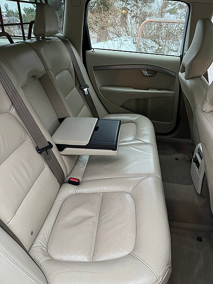 Volvo XC70 2 of 9