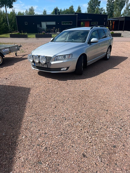 Volvo V70 2 of 6