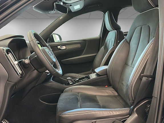 Volvo XC40 8 of 16