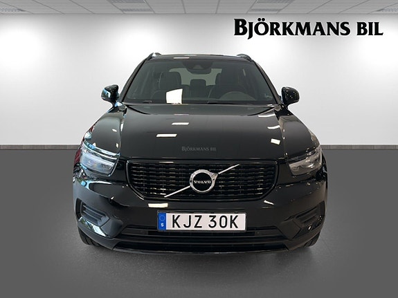 Volvo XC40 2 of 16