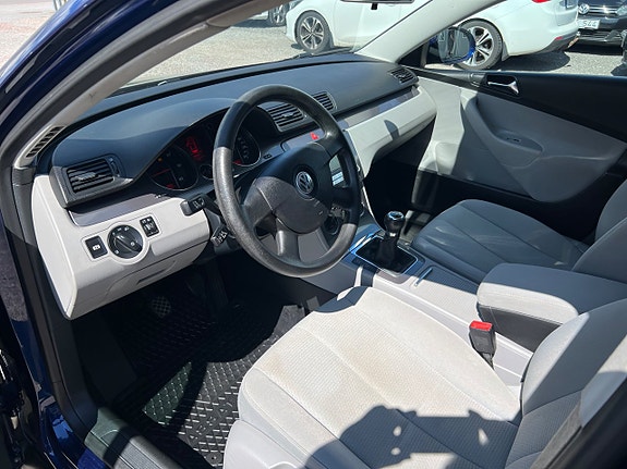 Volkswagen Passat 4 of 17