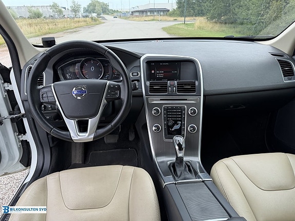 Volvo XC60 8 of 16