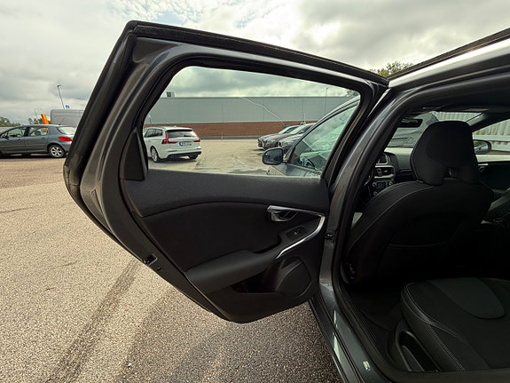 Volvo V40 12 of 24
